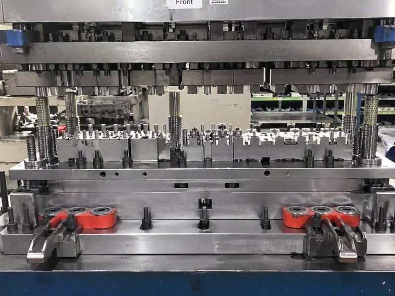 Fabricación de utillaje para estampación con troquel progresivo en las instalaciones de SSP, China